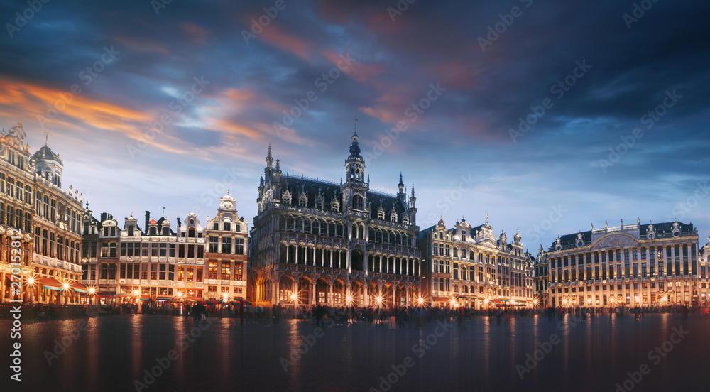 Obraz na płótnie Grand Place in Brussels at night, Belgium w salonie