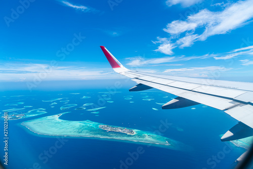 Fotomural Maldives islands top view from airplane window
