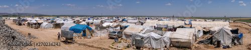 Fotografía AZEZ, SYRIA – MAY 19: Refugee camp for syrian people in Burseya hill on May 19, 2019 in Azez, Syria