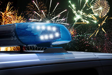 Polizeiwagen Mit Blaulicht Vor Einem Feuerwerk In Der Silvester Nacht