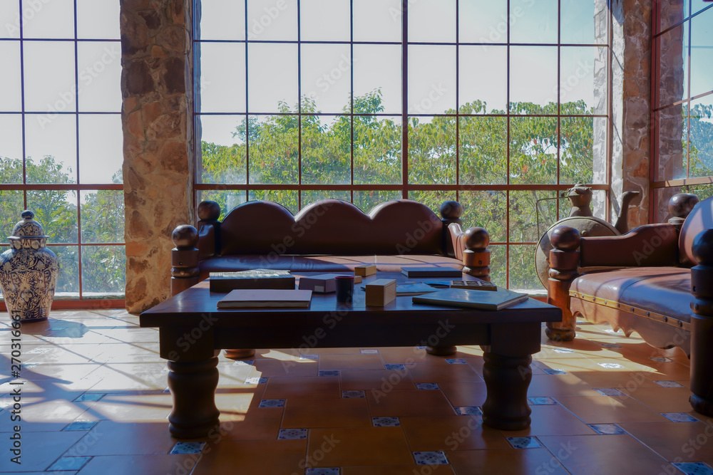 Obraz na płótnie La sala de la casa tiene bonitos muebles y tiene muchos libros y juegos sobre la mesa. w salonie