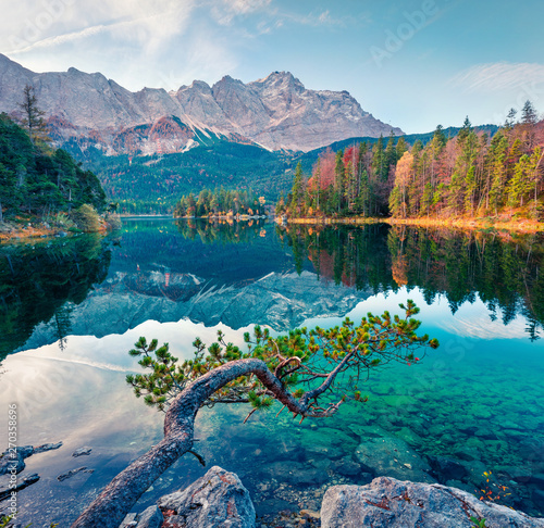Dekoracja na wymiar  wspaniala-poranna-scena-jeziora-eibsee-z-pasmem-gorskim-zugspitze-w-tle-kolorowy-widok-jesienia-alpy-bawarskie-niemcy-europa-piekno-natury-koncepcja-tlo