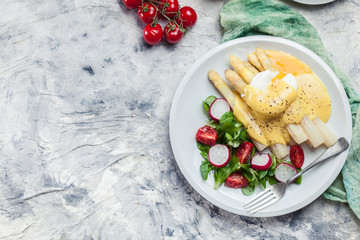 Wall Mural - White asparagus with poached egg