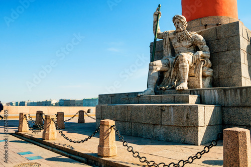 Fotografía Allegorical figure of the Volkhov river at the rostral column and Palace embankm