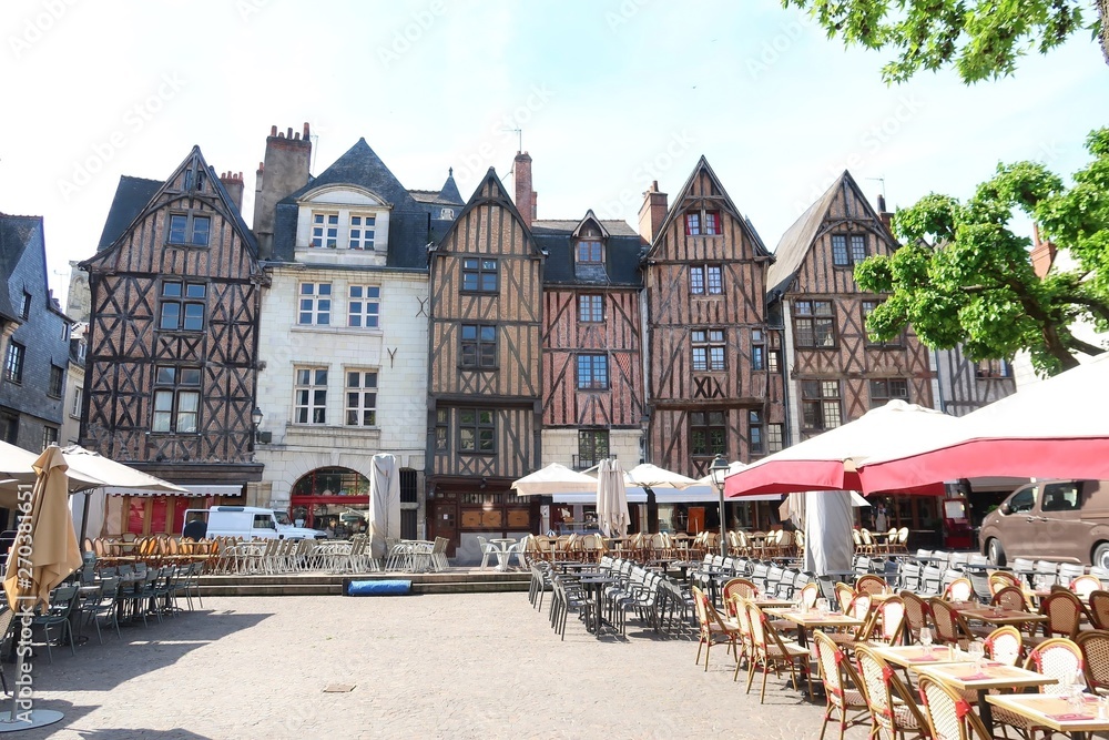 Ville de Tours, vieilles maisons à colombages et terrasses de restaurants sur la place Plumereau (France) - obrazy, fototapety, plakaty 