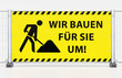 Baustelle Absperrung - Mobilzaun Bauzaun mit gelben Banner und Warnmarkierung - Wir bauen für Sie um