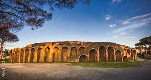 Plakat Panoramiczny widok na amfiteatr Pompejusza. Pompeje, starożytne rzymskie miasto na tle wulkanu Wezuwiusz, Włochy