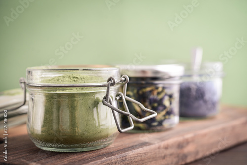 Cuadros en Lienzo Green and blue matcha tea powder