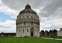 PISA, ITALY: World Famous Square Of Miracles (Piazza Dei Miracoli) Or Pisa Cathedral Square (Piazza Del Duomo) With Famous Leaning Tower, Baptistery And Cathedral (Duomo Di Pisa).