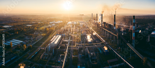Fotografía industrial landscape with heavy pollution produced by a large factory