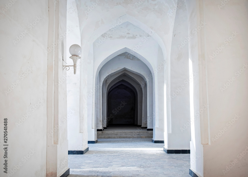 White Arabian arches in Kalyan Mosque that was built 16th-century. Bukhara, Uzbekistan. Central Asia. - obrazy, fototapety, plakaty 
