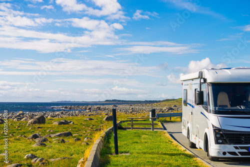 Fotografía Camper car on coast of Norway with ocean view