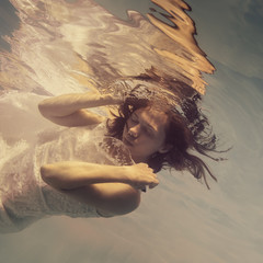 Wall Mural - Portrait of a girl in a dress under water