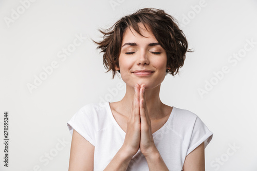 Fotografía Portrait of joyous woman with short brown hair in basic t-shirt keeping palms to