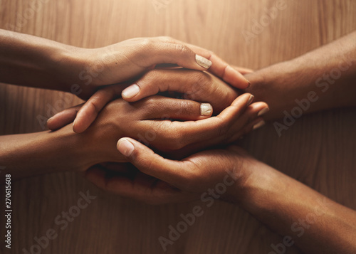 Cuadros en Lienzo Top view of couple holding their hands