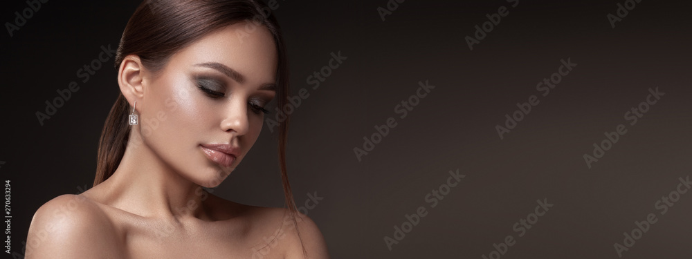 Beauty portrait of model with natural make-up. Fashion shiny highlighter on skin, sexy gloss lips make-up - obrazy, fototapety, plakaty 