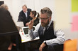 © Maskot - Fundersam man planerar med kollegor under mˆte i konferensrum