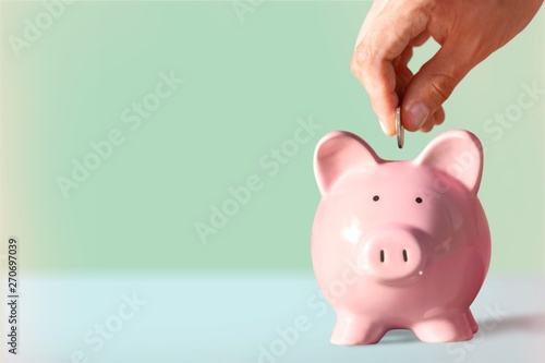 Fotomural Hand putting coin to piggy bank