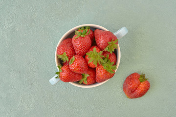 Poster - Fresh strawberries in a bowl 