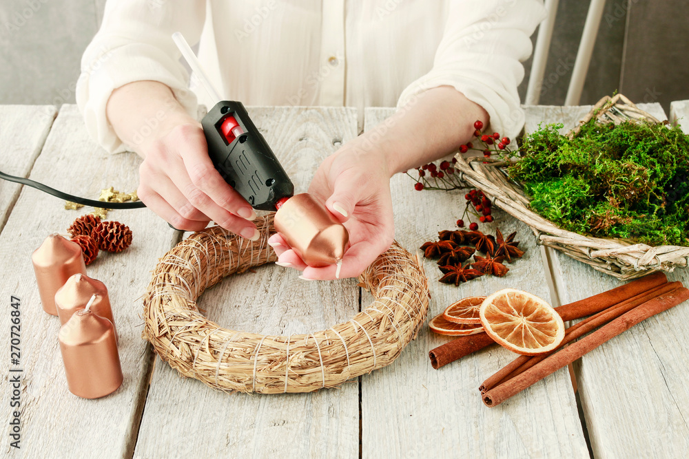 How to make advent table wreath, step by step. Stock Photo | Adobe Stock