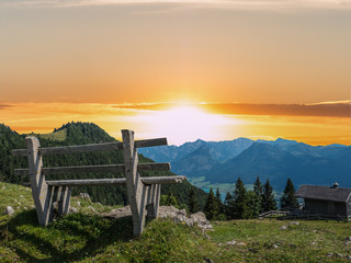 Wall Mural - Auszeit auf einer Bank in den Alpen bei Sonnenuntergang