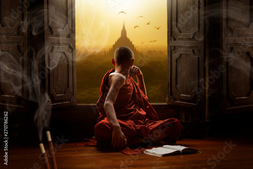 Cuadros en Lienzo Novice buddhist monk inside a temple in the Bagan Valley