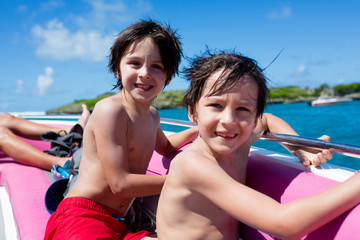 Poster - Happy beautiful fashion family, children and parents, dressed in hawaiian shirts, enjoying day trip with speed boat