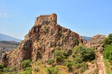 Vista del castillo de Lanjaron en la Alpujarra de Granada, España