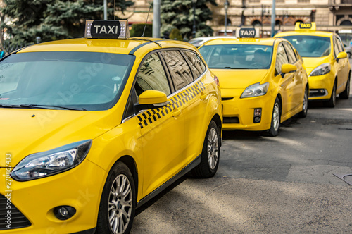 Fototapety taksówki  wiele-zoltych-taksowek-stojacych-na-wegierskiej-drodze