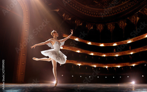  Naklejka baletnica   balet-balet-klasyczny-w-wykonaniu-pary-tancerzy-baletowych-na-scenie-opery