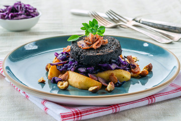 Canvas Print - Warm salad of red cabbage, black pudding and apple with crispy bacon and crushed hazelnuts - overhead view