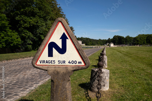 Fotomural Signe routier; virage sur 400 métres