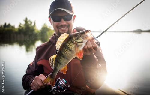 Fotografía Happy angler with perch fishing trophy.