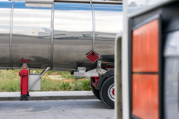 Canvas Print - Camion cisterna de mercancias peligrosas