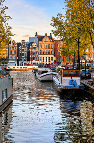 Dekoracja na wymiar  amsterdam-holandia-tanczace-domy-nad-punktem-orientacyjnym-rzeki-amstel-w-starym-europejskim-krajobrazie-wiosny-miasta