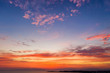 Himmel eines Sonnenunterganges über dem Meer mit roten Farbtönen