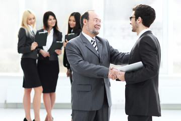 project Manager shaking hands with the employee prior to the seminar