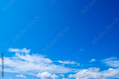 写真素材 青空 空 雲 初夏の空 背景 背景素材 6月 コピースペース Foto De Stock Adobe Stock