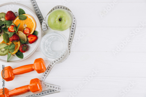 Photographie Diet plan, menu or program, tape measure, water, dumbbells and diet food of fres