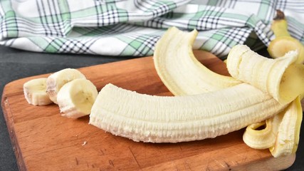 Canvas Print - Animation of a sliced banana becoming whole