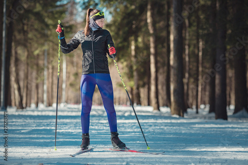 Dekoracja na wymiar  kobieta-na-nartach-biegowych-robi-klasyczne-narciarstwo-biegowe-na-trasach-w-sniegu