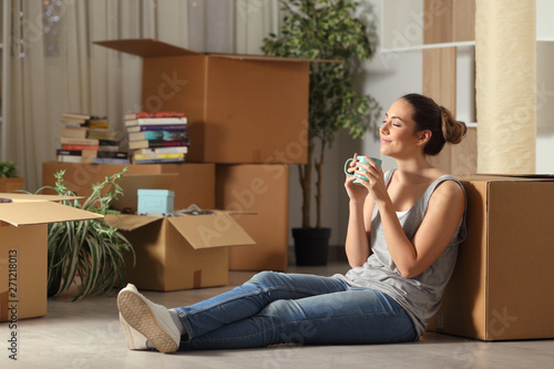 Fotomural Happy tenant moving home resting breathing fresh air