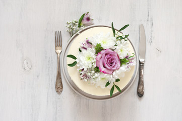 Canvas Print - Fresh flowers decorated white cake