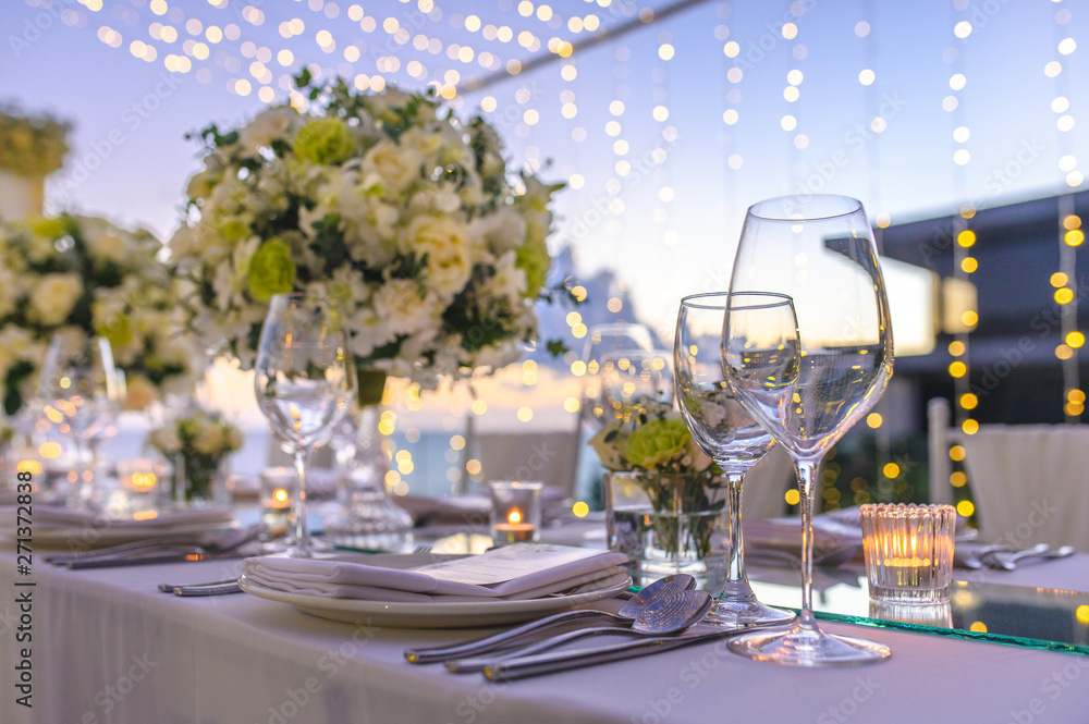 Table setting at a luxury wedding and Beautiful flowers on the table. - obrazy, fototapety, plakaty 