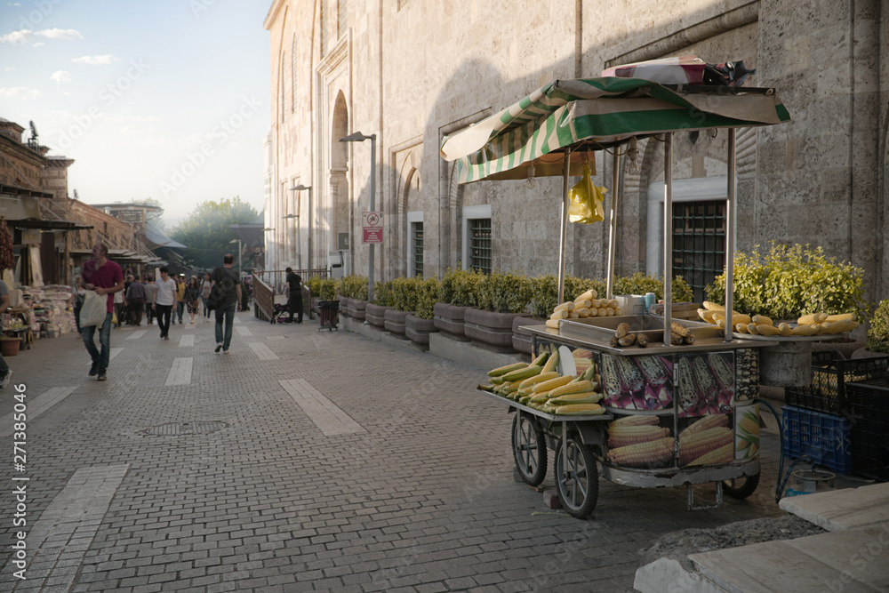 Markt in Bursa mit Mais Stand vor der Moschee, Türkei - obrazy, fototapety, plakaty 