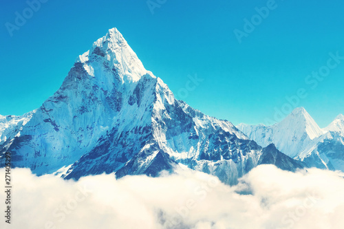 Obrazy Mount Everest  pokryte-sniegiem-chropowate-gorskie-szczyty-ama-dablam-ponad-szczytami-chmur