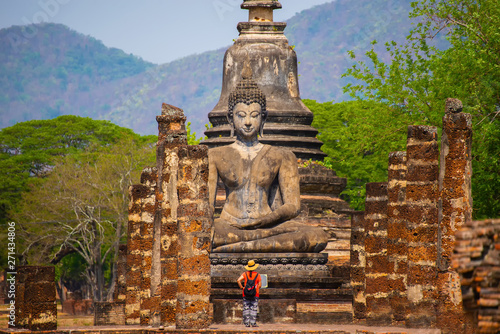 Cuadros en Lienzo Sukhothai historical park with Asian traveller walking on the temple, this image