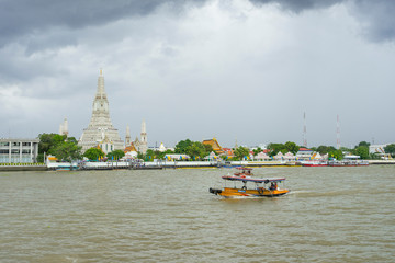 Wall Mural - Wat Arun Temple at sunset in Bangkok, Thailand.