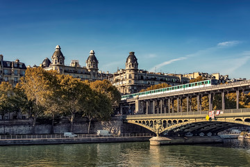 Wall Mural - bir-hakeim bridge in paris