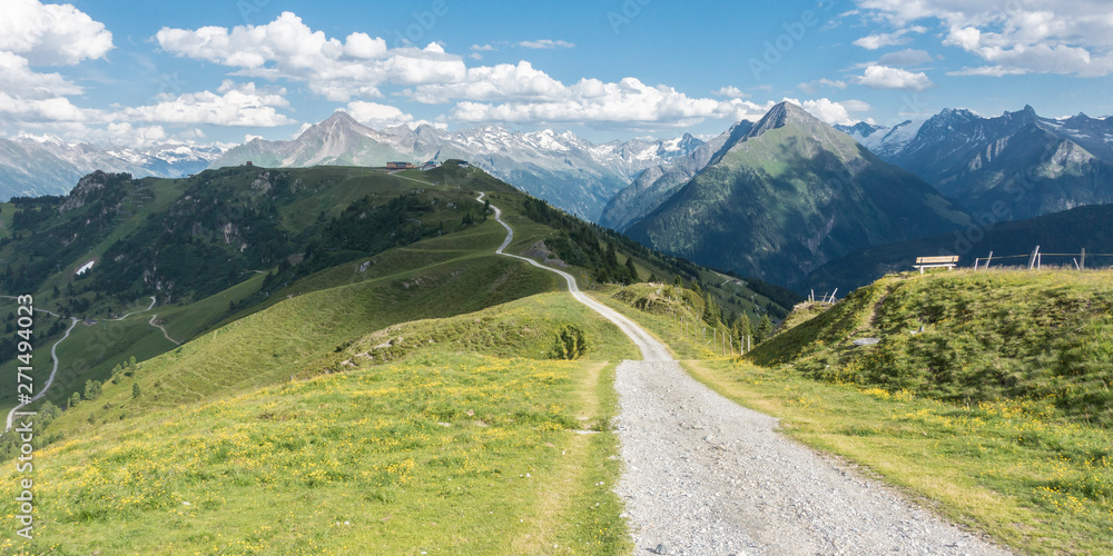 Panorama eines Mountainbike Trails in den Alpen - obrazy, fototapety, plakaty 